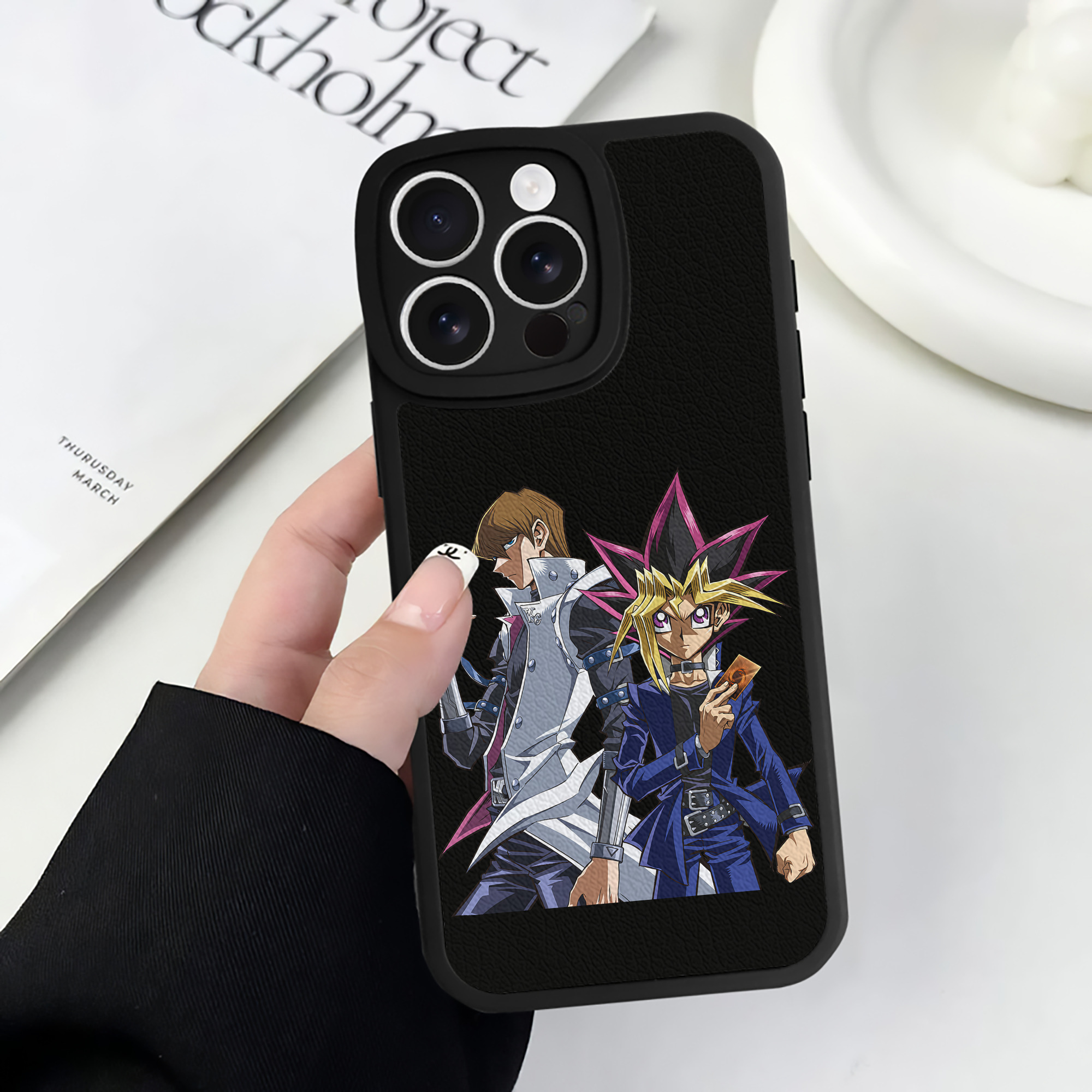 （画像用） 遊☆戯☆王 Yu-Gi-Oh! 【iPhone 16シリーズ対応】シリコンスマホケース（レザー調） 材質：シリコン